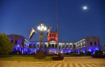 El Palacio de López, sede del Gobierno nacional, se ilumina con los colores patrios en el mes de la independencia.