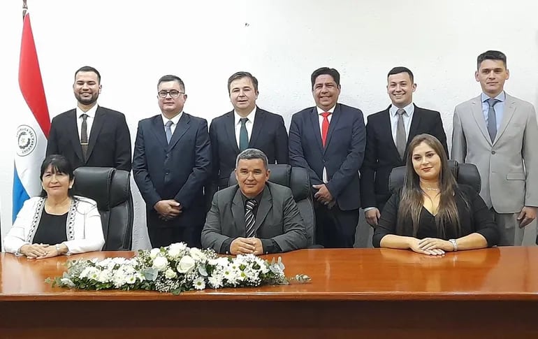 Los 9 integrantes de la Junta Departamental de Ñeembucú juraron anoche en la sala de sesiones de la sede de Gobierno Departamental.