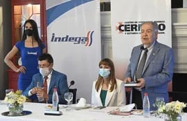 Angel Aguilera; la ministra Carla Bacigalupo; y el presidente de Cerneco, Enrique Bendaña, este jueves, en la reunión realizada en el restaurante La Preferida.