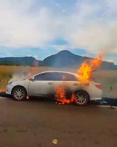 Un automóvil de un personal policial que viajaba con su familia, se incendió por completo en el ramal Acahay-La Colmena.