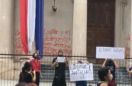 Tres mujeres que participaron de la protesta el pasado 5 de setiembre fueron imputados por daños al Panteón de los Héroes.