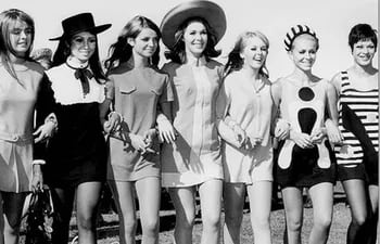 Mary Quant, diseñadora de moda de la década del 60, cuando presento la minifalda en 1965.