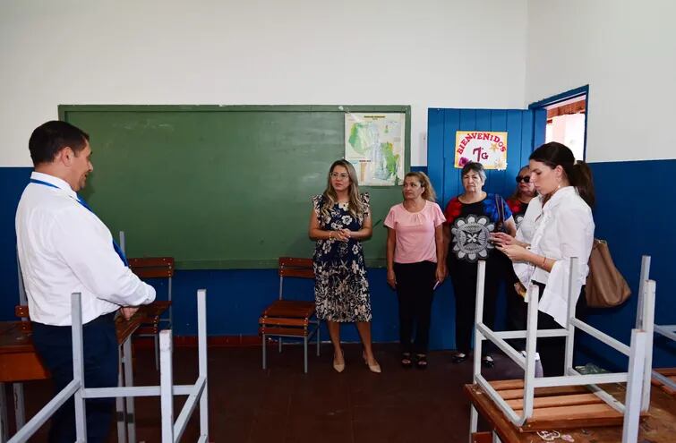 La ministra de Turismo, Angie Duarte, la directora del colegio Trinidad, Gloria Morai y autoridades de la Asociación Industrial de Hoteleros del Paraguay (AIHP), recorren una de las aulas hermoseadas.