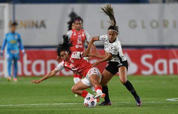 Fany Gauto protege la pelota en la final de la Copa Libertadores femenina que la perdió ante el Corinthians.
