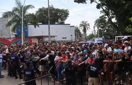 Migrantes protestan frente a la sede del Instituto Nacional de Migración (INM) en Tapachula, estado de Chiapas (México). Cerca de 4.000 migrantes, en su mayoría de Cuba y Centroamérica, protestaron este jueves en la frontera sur de México, en medio de una nueva oleada migratoria, para exigir al Instituto Nacional de Migración (INM) que les permita transitar hasta el límite con Estados Unidos.