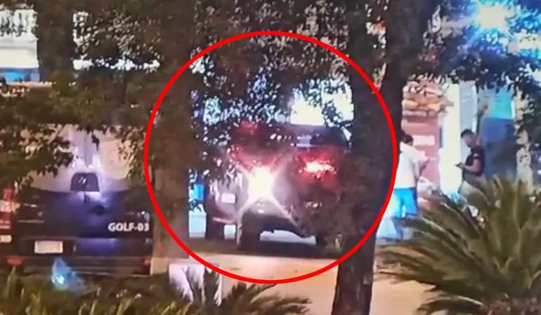La camioneta Toyota Hilux negra en la que aparentemente llegó Dalia López el sábado de noche al Shopping del Sol y que fue reportada a la Policía  por un guardia de seguridad del centro.