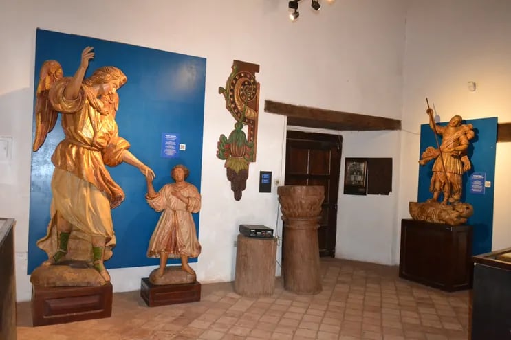 El Museo Diocesano de Arte Jesuítico de San Ignacio, Misiones exhibe obras barrocas hispano guaraní.