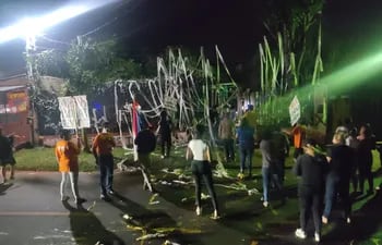 Manifestantes frente a la casa de la diputada María de las Nieves López esta noche.