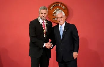 Mario Abdo Benítez estrecha la mano a su colega de Chile, Sebastián Piñera, ayer en el Palacio de la Moneda. (AFP).