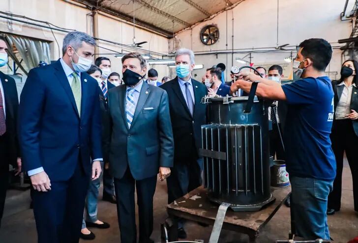El presidente de la República, Mario Abdo Benítez, visitó hoy una fábrica de transformadores eléctricos, ubicada en la ciudad de Fernando de la Mora, en conmemoración al Día de la Industria, que se celebró en la víspera.