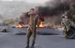 Soldados israelíes en un bloqueo de ruta por parte de colonos israelíes impidiendo el acceso a la localidad palestina de Zaviyah, este viernes en Cisjordania.