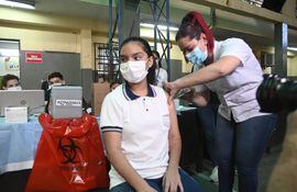 Los chicos de entre 14 y 17 años logran inmunizarse en sus instituciones