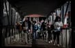 Gente con tapabocas en Portugal, en el marco de la pandemia del COVID-19.