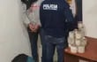 Uno de los detenidos junto con una parte de las mercadería recuperada en sede de Investigaciones de Asunción.