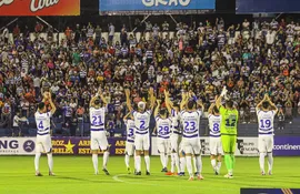 Los futbolistas del 2 de Mayo saludan a los aficionados en el estadio Río Parapití.