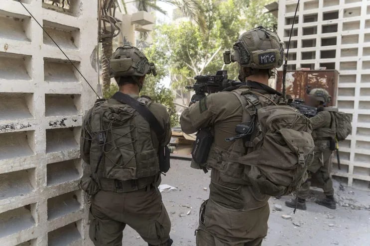 Actividad del equipo de combate de la Brigada Givati en la zona de Al-Amal en Khan Yunis. El Ejército israelí informó este sábado de que en la última jornada encontró y destruyó un almacén de armamento, en el que había más de 40 artefactos explosivos y una tonelada de material explosivo, en el barrio de Al Amal en Jan Yunis, sur de la Franja de Gaza. EFE/Ejército de Israel -SOLO USO EDITORIAL/SOLO DISPONIBLE PARA ILUSTRAR LA NOTICIA QUE ACOMPAÑA (CRÉDITO OBLIGATORIO)-
