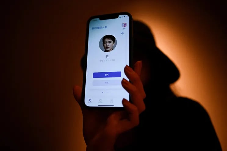 Melissa muestra a su novio virtual, un chatbot creado por XiaoIce, un sistema de inteligencia artificial de vanguardia diseñado para crear vínculos emocionales con su usuario, en su teléfono móvil en Beijing.