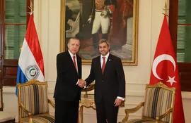 Fotografía de archivo: El presidente de la República, Mario Abdo Benítez (derecha) con el ahora reelecto presidente de Turquía, Recep Tayyip Erdogan (izquierda)