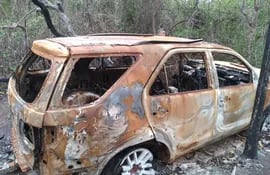 Camioneta incinerada en Puentesiño