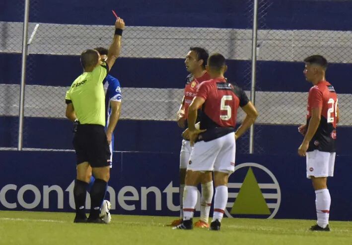 La expulsión de Osmar Molinas en el partido de River Plate ante el 12 de Octubre.