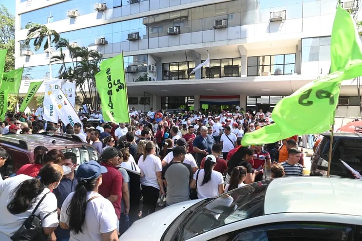 Manifestación de funcionarios del IPS frente a la Caja Central.
