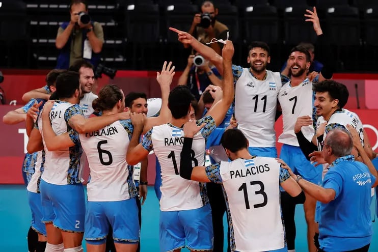 Los jugadores del seleccionado argentino de vóleibol celebran el triunfo ante Brasil y el bronce.