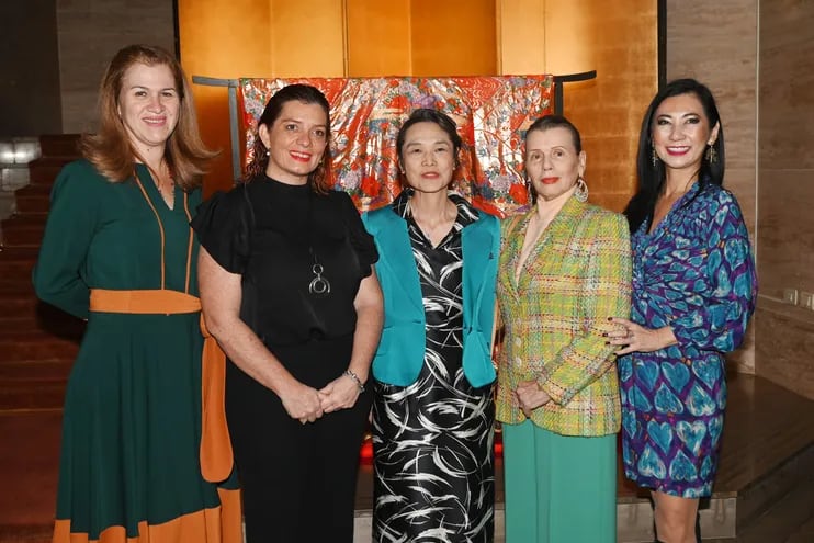 La ministra de Salud Pública, María Teresa Barán; Cynthia Figueredo, ministra de Mujer; Yoshie Nakatani, embajadora del Japón; Maris Llorens; empresaria y Silvia Morimoto, representante del PNUD Paraguay.