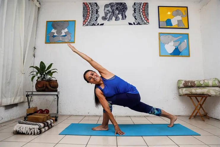 La instructora Leticia Trejo Escobar imparte una clase de Yoga en modalidad híbrida (virtual y presencial) para personas en recuperación de las secuelas de la Covid-19 en Guadalajara, estado de Jalisco (México).