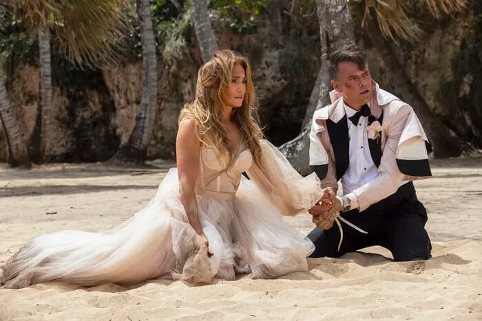 Jennifer Lopez y Josh Duhamel en una escena de la película "Shotgun Wedding", que se estrenó hoy en la plataforma Amazon Prime Video.