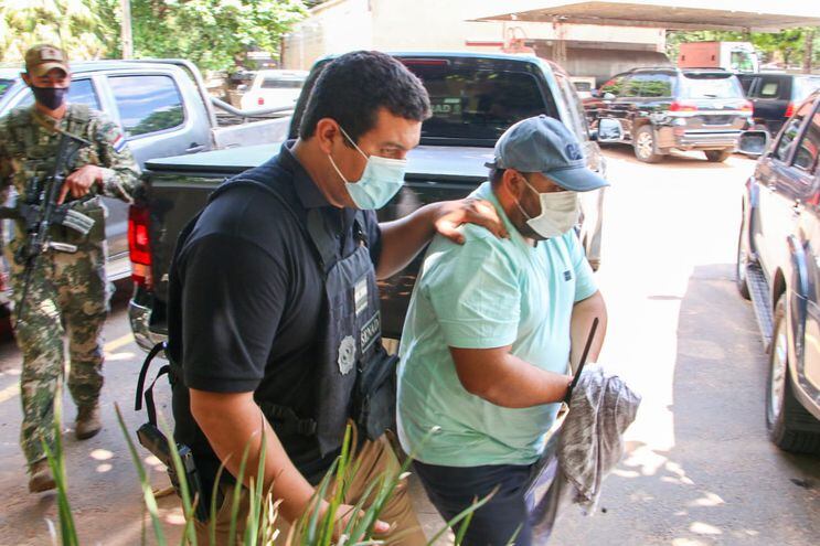 Fernando Enrique Balbuena Acuña, llegando ayer esposado a la sede de la Senad, custodiado por un agente antidrogas.