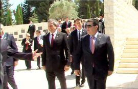 El expresidente paraguayo Horacio Cartes (d) camina sonriente al lado de su “hermano del alma” Darío Messer durante una visita oficial a Israel a la que fueron juntos.