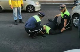 Una inspectora de la Policía Municipal de Tránsito fue atropellada mientras realizaba su trabajo en Asunción.