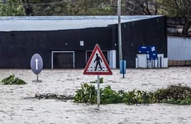 Fotografía de una calle inundada este lunes en Concordia (Argentina). La localidad de Concordia, en la provincia argentina de Entre Ríos, ha evacuado a los afectados de la crecida del río Uruguay, provocada por los temporales en el sur de Brasil.