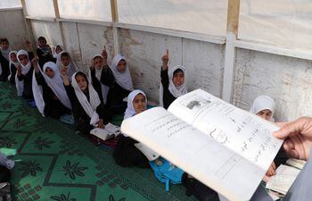Las escuelas para las niñas adolescentes, entre 12 y 18 años de edad, siguen cerradas”, afirmó a Efe el portavoz adjunto del Gobierno interino de los talibanes, Inamullah Samangani.