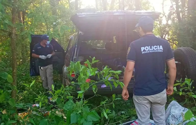 El vehículo robado fue recuperado en una zona boscosa en la ciudad de Caaguazú.