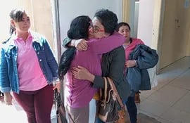 Una paciente que sufre de cáncer es abrazada por otra paciente oncológica del Hospital Nacional de Itauguá que la ayudó a conseguir su medicamento.