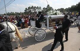 Un carruaje lleva el féretro de George Floyd en procesión por Houston, Texas (EE.UU.).