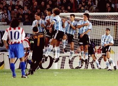 Momento en que parte el tiro de José Luis Chilavert que se convertirá en el empate de Paraguay