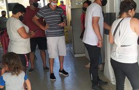 Turistas argentinos, pasando por la oficina de migraciones al ingresar a Alberdi.