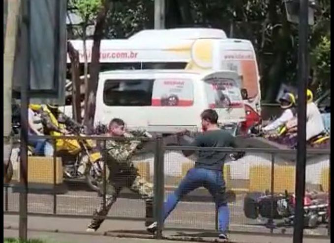 El militar y el motociclista se trenzaron a golpes en la zona primaria del Puente de la Amistad. (captura de video)