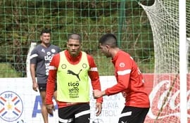 Richartd Ortiz y Mateo Gamarra, durante los trabajos con la selección nacional.