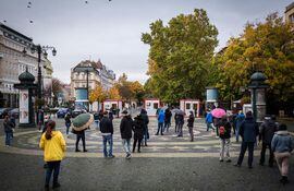 Un grupo de personas espera en fila para realizarse una prueba de coronavirus a nivel nacional en Bratislava, Eslovaquia.