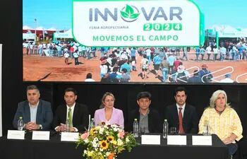 Carlos Gómez (Innovar), Raimundo Llano (UEA/Innovar), Angie Duarte (Turismo), Mauro Kauano (Intendente de Yguazú), Marcelo González (Vicemin. de Ganadería) y Karen Petersen (UEA/Innovar).