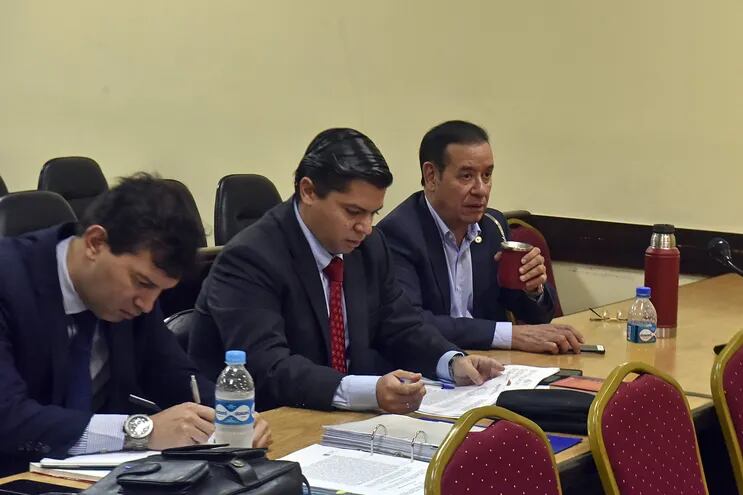 Diputado Miguel Cuevas  (ANR - Fuerza Republicana) y los abogados Guillermo Duarte y Santiago Lovera.
