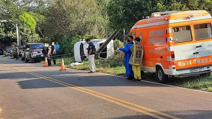 De esta manera quedó el vehículo que impactó contra una columna del tendido eléctrico en la compañía San Vicente de Atyrá.