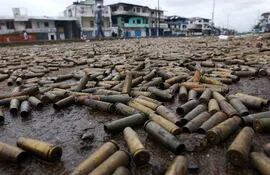 el-suelo-de-monrovia-cubierto-por-casquillos-de-balas-utilizadas-durante-la-guerra-civil-de-liberia-en-la-que-los-liberianos-unidos-por-la-reconcilia-145035000000-1292226.jpg