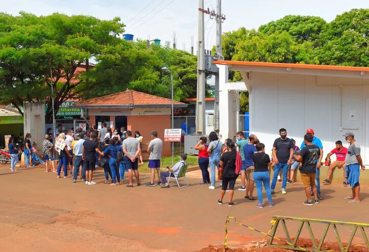 Muchas personas aguardan para realizarse su test para detectar el covid-19 en Villarrica.