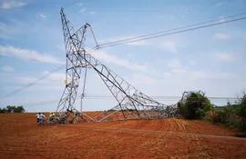 Las dos torres de 500 kV derribadas por la fuerza del viento en la zona de Itakyry.