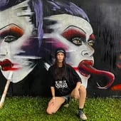 Maccarena Marc posando frente a la obra que presentó en el Festival Internacional de Muralismo Street Of Styles, en Curitiba.