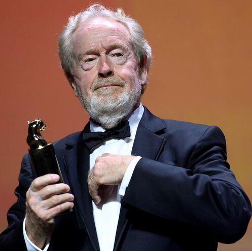 El cineasta británico Ridley Scott con la estatuilla del premio Cartier Glory, entregado por el Festival de Venecia en reconocimiento a su trayectoria. El director presentó en La Mostra su nuevo filme, "El último duelo".